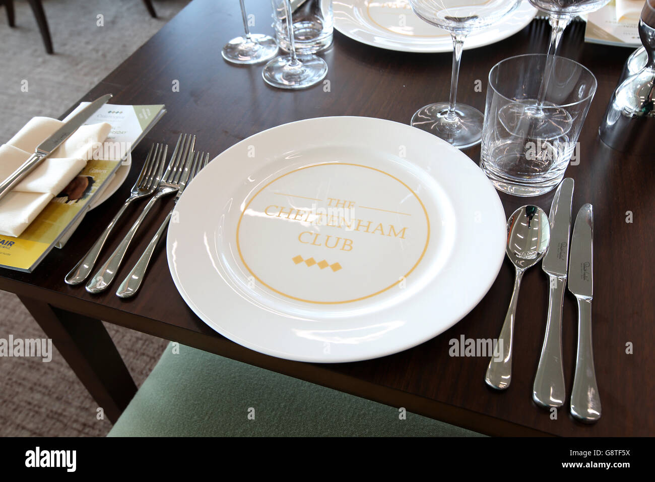 2016 Cheltenham Festival - St Patrick's Thursday - Cheltenham Racecourse.Une vue de genre des tables installées dans le Cheltenham Club Banque D'Images