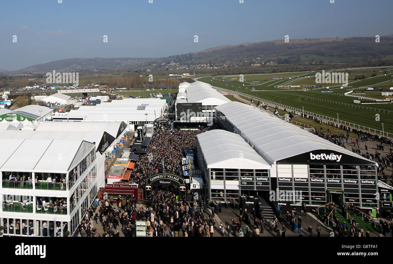 Une vue générale de la signalisation et de la marque betway pendant le jeudi de St Patrick au Cheltenham Festival 2016 à Cheltenham Racecourse. Banque D'Images