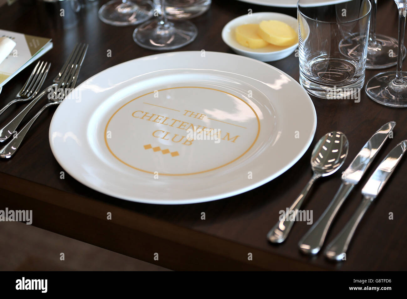 2016 Cheltenham Festival - St Patrick's Thursday - Cheltenham Racecourse.Une vue générale des tables installées dans le Cheltenham Club Banque D'Images