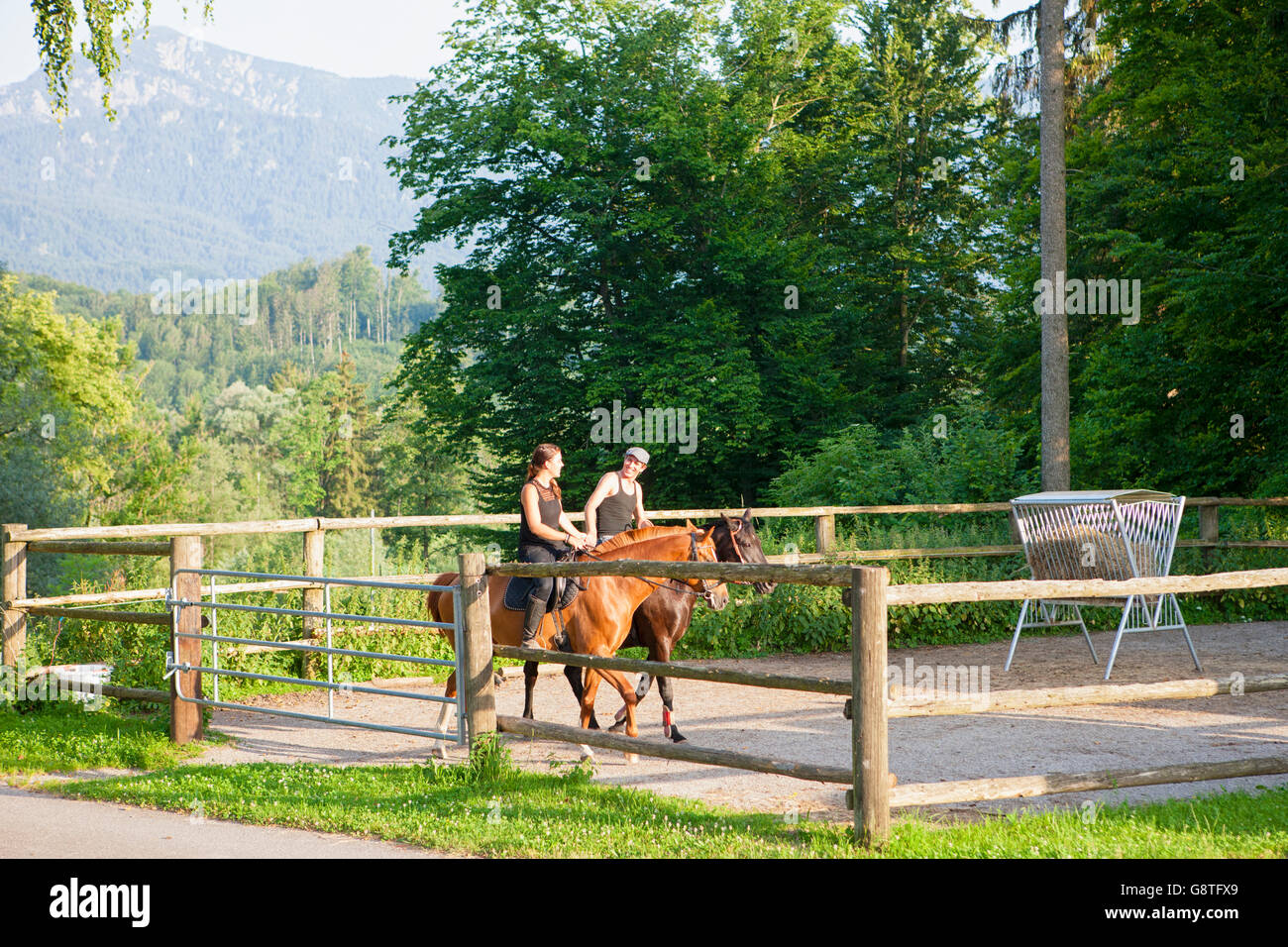 Couple l'équitation sur ranch Banque D'Images