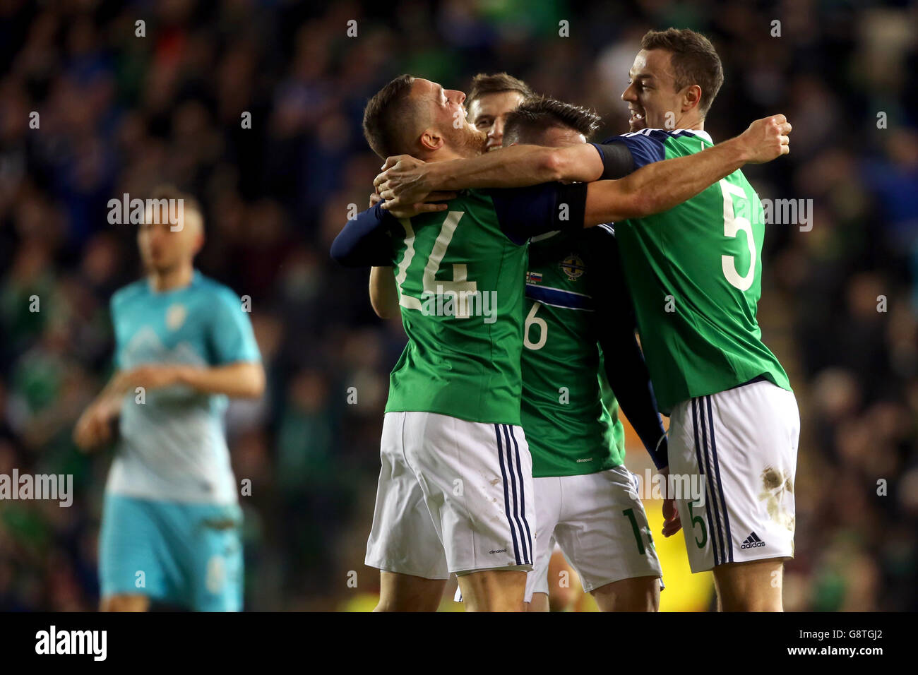 Conor Washington (à gauche), en Irlande du Nord, célèbre le premier but de son équipe lors d'une rencontre internationale à Windsor Park, Belfast. Banque D'Images