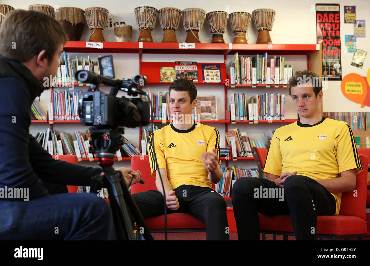 Brownlee Brothers Photocall - École primaire de Bramhope.Alistair (à droite) et Jonny Brownlee sont interviewés par le journaliste Mark Staniforth de l'Association de la presse à l'école primaire de Bramhope. Banque D'Images