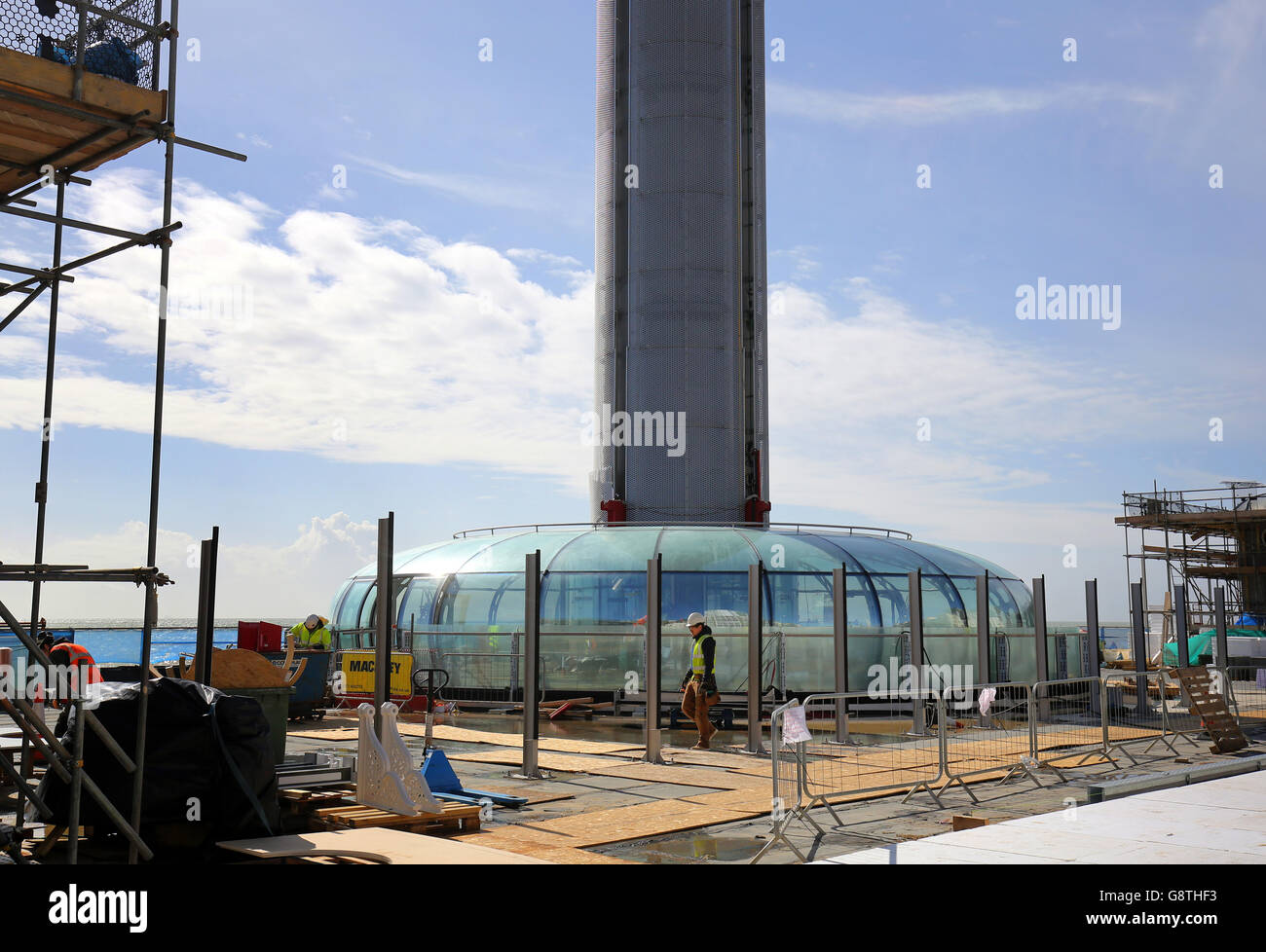 La construction de la tour d'observation i360 de British Airways à Brighton, dans l'est du Sussex, offre une vue sur le module passager, qui, une fois terminé plus tard dans l'année, offrira une vue sur Brighton et le paysage du Sussex à une hauteur de 450 pieds. Banque D'Images