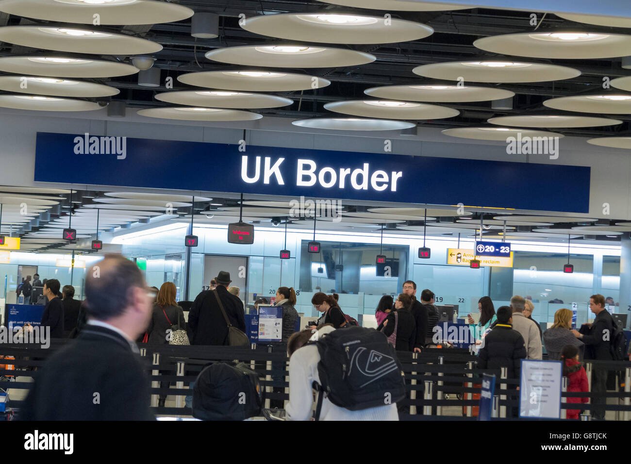 UK Border contrôle des passeports à l'aéroport de Heathrow, Londres, Angleterre Banque D'Images