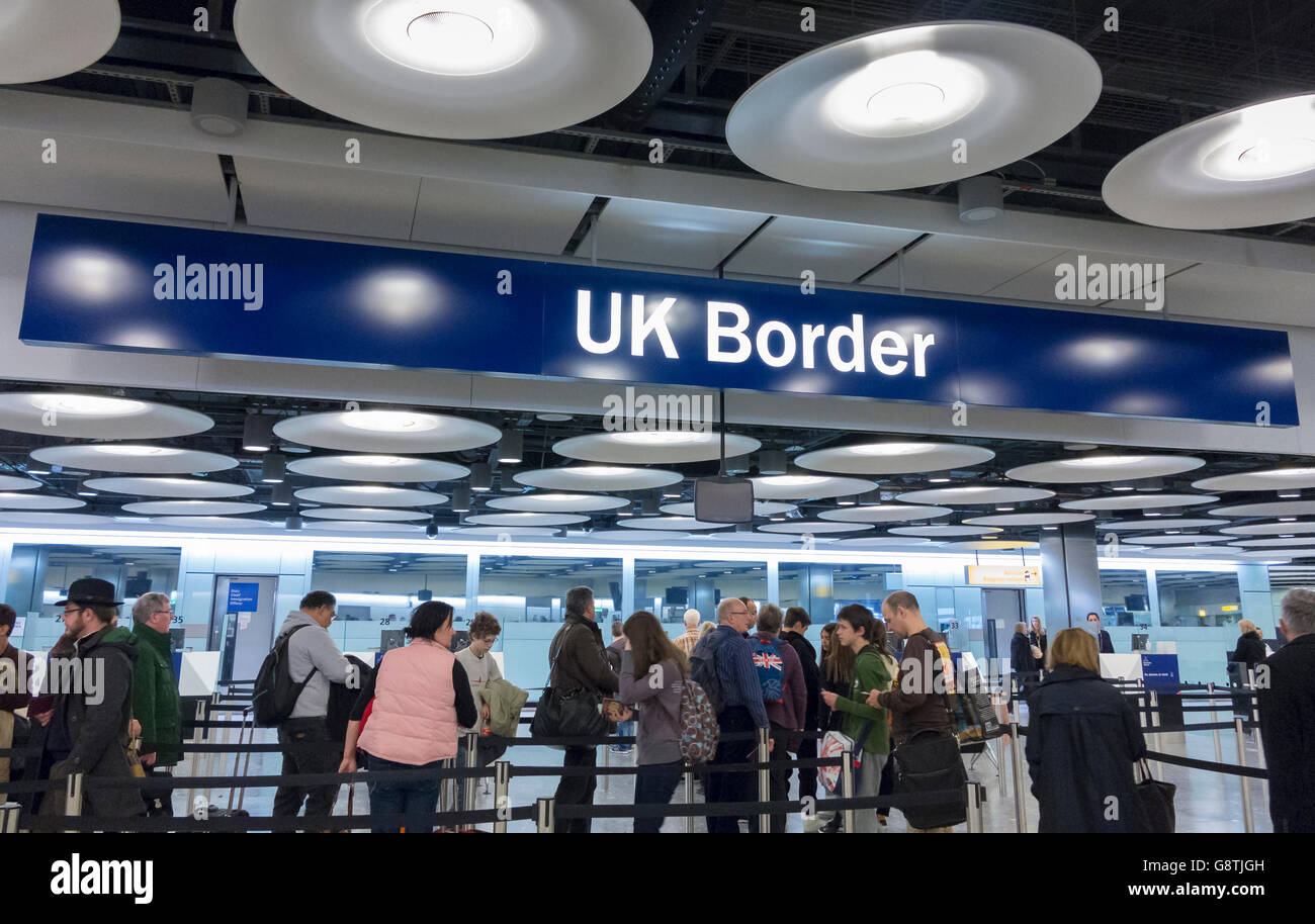 UK Border contrôle des passeports à l'aéroport de Heathrow, Londres, Angleterre Banque D'Images