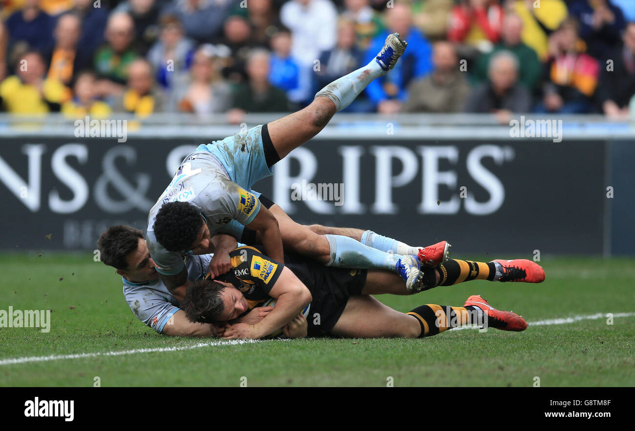 Rob Miller (en bas) de Wasps marque la deuxième tentative du jeu de son côté lors du match Aviva Premiership à la Ricoh Arena, Coventry. Banque D'Images