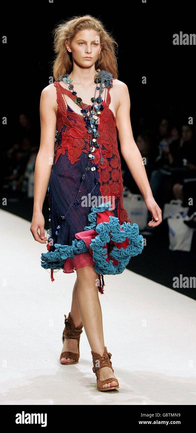 Un modèle porte une création par le designer Bora Aksu, au cours de la London Fashion Week Spring/Summer 2006 montrent à la BFC tente, Musée d'Histoire Naturelle, le centre de Londres mercredi 21 septembre 2005. ASSOCIATION DE PRESSE Photo. Crédit photo doit se lire : Edmond Terakopian/PA Banque D'Images