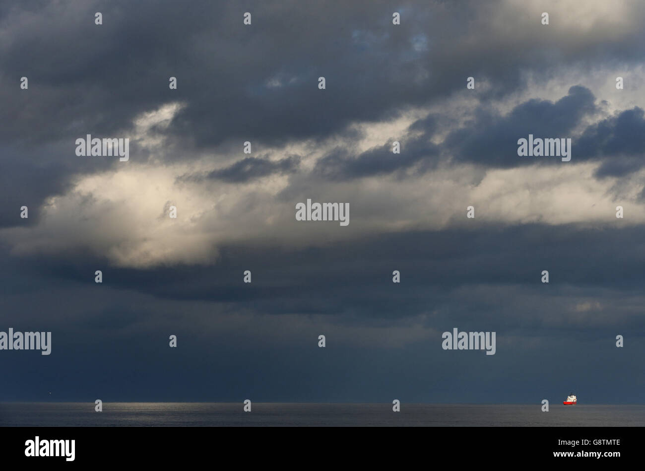 Les navires sortent en mer du Nord près de la baie de Whitely pendant que des nuages de tempête se roulent. Banque D'Images