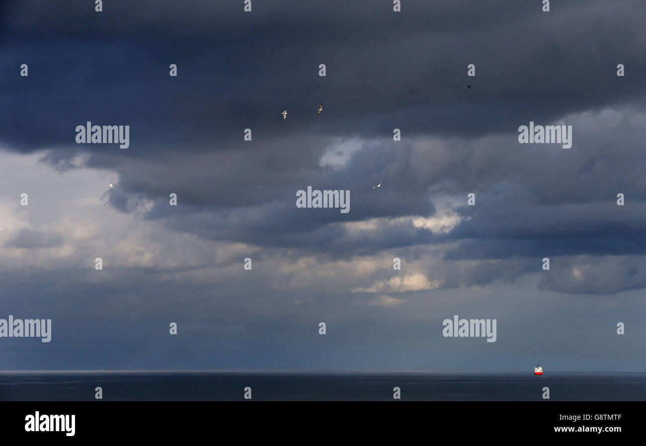 Les navires sortent en mer du Nord près de la baie de Whitely pendant que des nuages de tempête se roulent. Banque D'Images