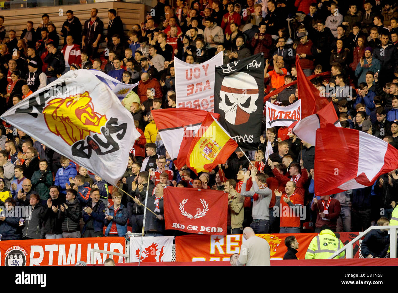 Les fans de Middlesbrough agitant des drapeaux dans le stade pendant le match de championnat de Sky Bet au stade Riverside, Middlesbrough. Banque D'Images