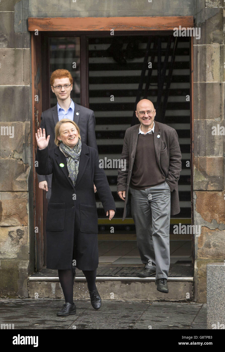 Natalie Bennett, chef du Parti Vert d'Angleterre et du pays de Galles, se joint à Patrick Harvie (à droite), co-organisateur des Verts écossais, et Ross Greer, candidat à l'ouest de l'Écosse (à gauche), pour lancer la campagne à l'ouest de l'Écosse du parti lors d'une visite à Paisley, en Écosse. Banque D'Images