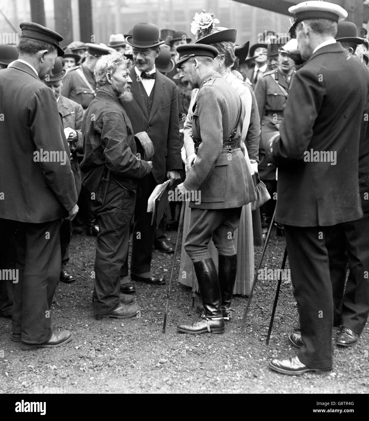 Le roi George V discutant avec un vieux ouvrier à Cammell Laird. Banque D'Images