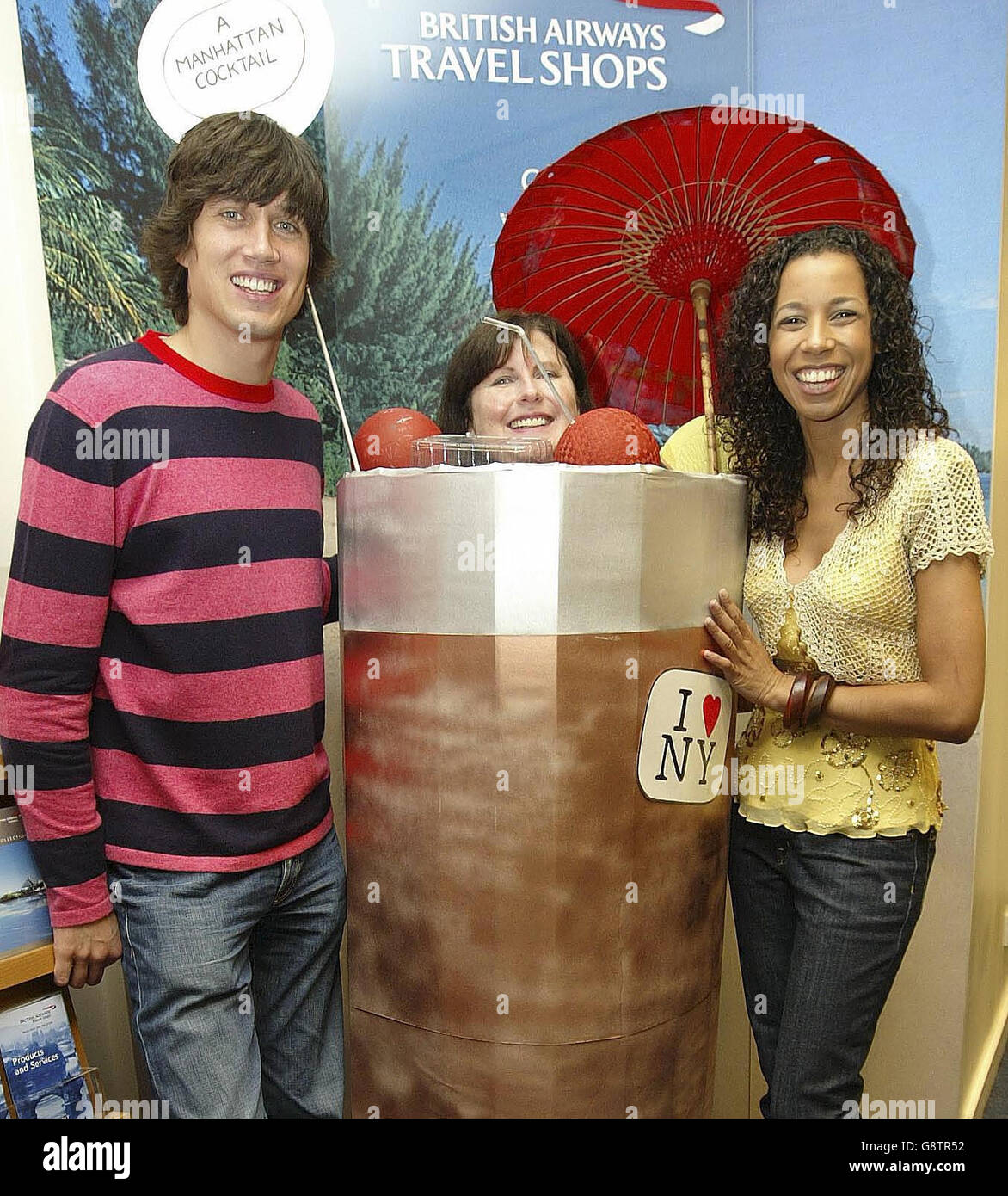 Rosemary Hough, de Londres, dans sa tenue de cocktail Manhattan avec Vernon Kay et Margaritta Taylor (R) lors d'un concours de tenues chic organisé par British Airways, au cours duquel les membres du public ont été inviciés pour s'habiller pour avoir la chance de gagner des billets d'avion gratuits, centre de Londres, mercredi 21 septembre 2005.APPUYEZ SUR ASSOCIATION photo.Le crédit Photot devrait se lire : Andy Butterton/PA Banque D'Images