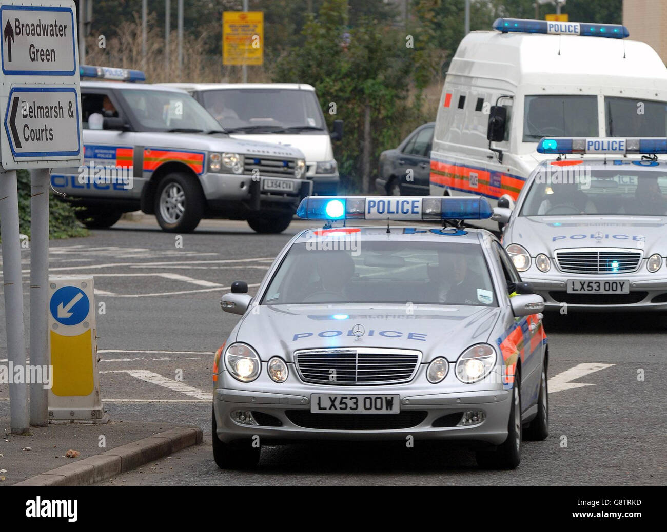 Le convoi de police escortant le suspect Hussein Osman, le 7 juillet, arrive au tribunal de Belmarsh à Londres, le vendredi 23 septembre 2005. Pour sa première comparution en Grande-Bretagne aujourd'hui. Voir l'histoire des PA. TRIBUNAUX stations PRESSE ASSOCIATION photo. Le crédit photo devrait se lire: Matthew Fearn/PA Banque D'Images