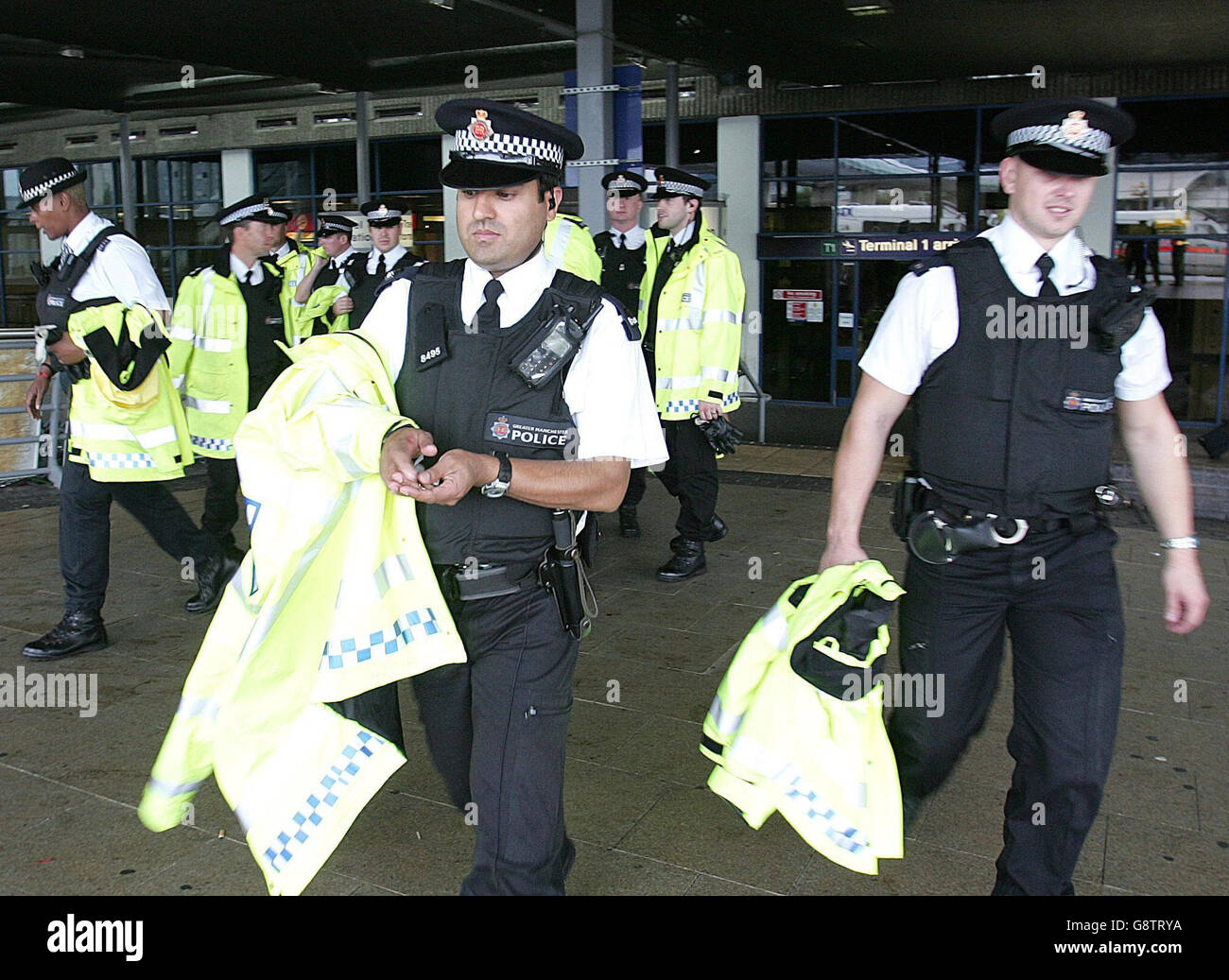 Poste de police devant le terminal 1 de l'aéroport de Manchester, le vendredi 23 septembre 2005, où un homme a été arrêté en vertu de la loi sur le terrorisme après avoir été vu agir de manière suspecte à proximité d'un avion à l'aéroport. La police a utilisé un pistolet à bande pour apaiser le suspect lors d'une lutte sur le tablier près du terminal 2. Des experts en élimination de bombes ont été appelés à examiner un paquet suspect sur les lieux après l'arrestation. Voir PA Story POLICE Airport. APPUYEZ SUR ASSOCIATION photo. Le crédit photo devrait se lire: Martin Rickett/PA Banque D'Images