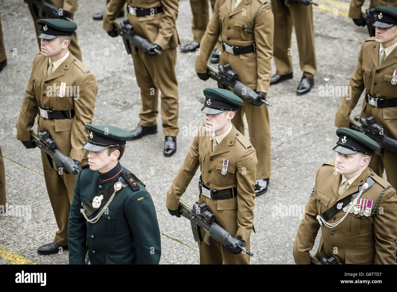 Les soldats du 3e Bataillon les fusils se tiennent facilement lors d'un défilé à Swindon car ils reçoivent la liberté de la ville. Banque D'Images