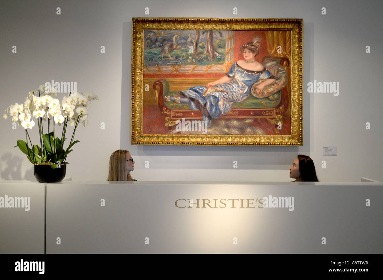 Madame de Galea a la méridienne 1912 de Pierre-Auguste Renoir (environ 8-12 millions de dollars) est exposée derrière la réception lors de la présentation de la presse pour les prochaines enchères du XXe siècle à New York de l'Impressionniste, moderne, d'après-guerre et d'amp; art contemporain à Christie's, Londres. Banque D'Images