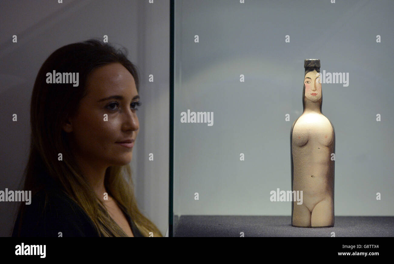 Une femme voit Femme-bouteille 1941 par Rene Magritte (estimé entre 500 et 800,000 $) lors de l'aperçu de la presse pour la prochaine vente aux enchères d'art impressionniste, moderne, post-guerre et contemporain à New York du XXe siècle à Christie's, Londres. Banque D'Images