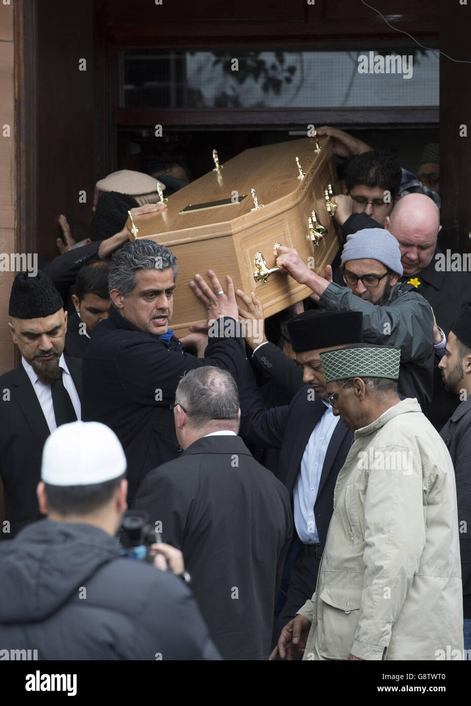 Les amis et la famille portent le cercueil d'Asad Shah après les funérailles des commerçants à la mosquée Bait-ur-Rahman au centre musulman Ahmadiyya, à Glasgow. Banque D'Images