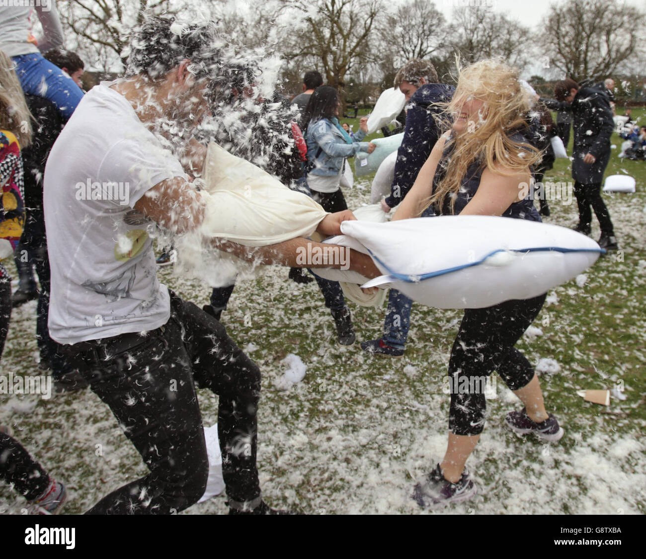 Les gens participent à un combat massif d'oreillers dans le parc Kennington de Londres, pour marquer la Journée internationale de lutte contre les oreillers. Banque D'Images