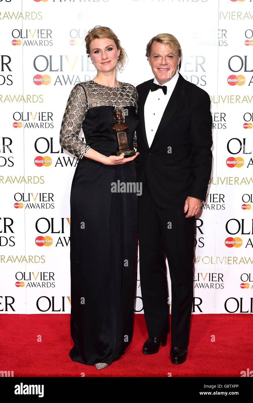 Jessica Swale avec le prix de la meilleure nouvelle comédie pour Nell Gwynn, remis par Eddie Izzard, aux Olivier Awards 2016 qui se tiennent à l'Opéra royal de Covent Garden, Londres. Banque D'Images