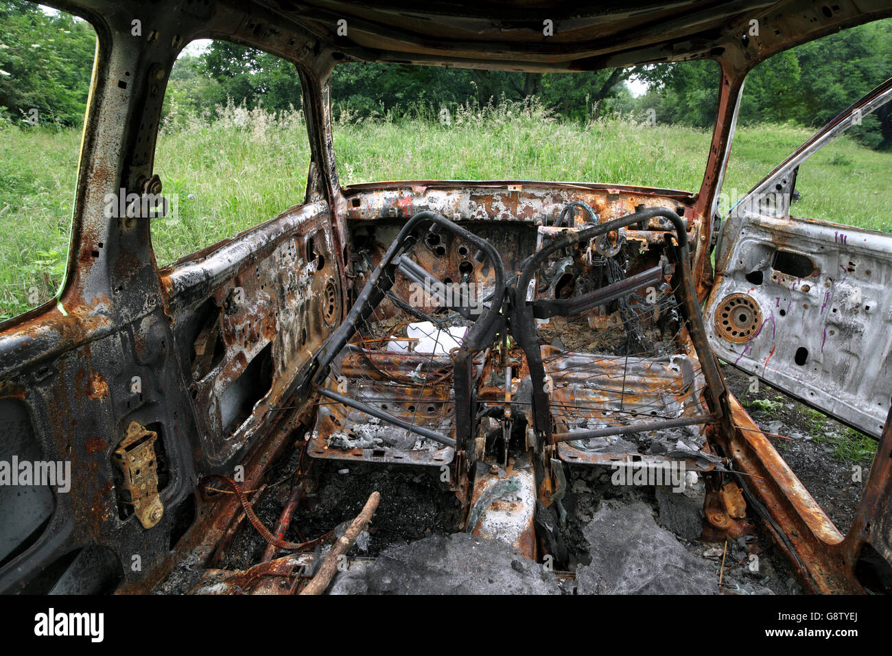 Abandonné et brûlé sur la voiture des bas près de Brighton. Banque D'Images