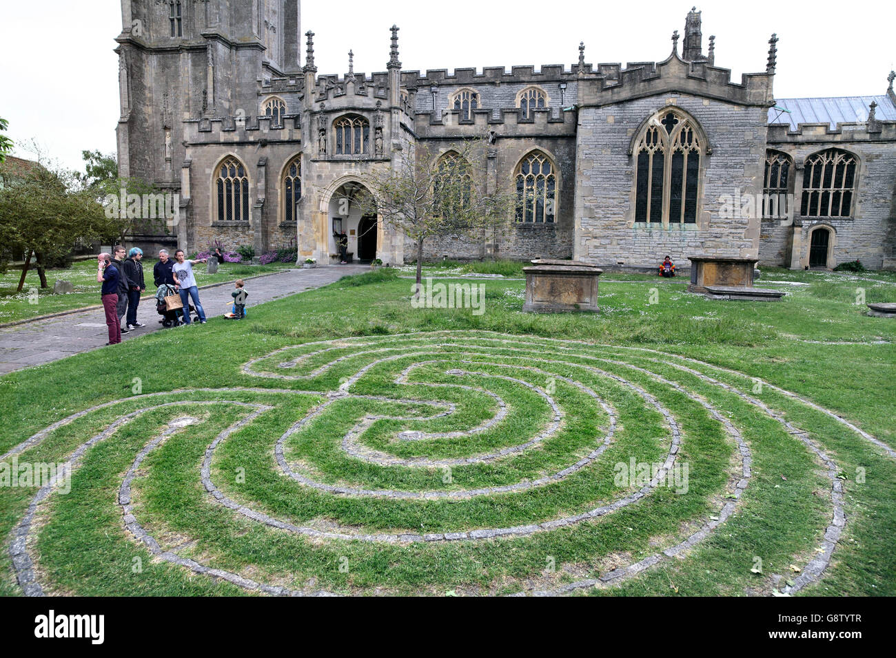 Labyrinthe dans le cimetière de St Jean le Baptiste, Glastonbury, Somerset. Banque D'Images