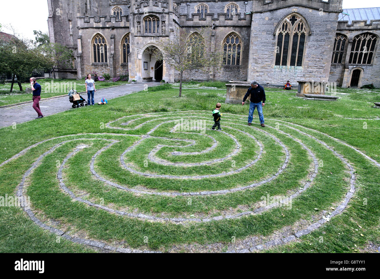 Labyrinthe dans le cimetière de St Jean le Baptiste, Glastonbury, Somerset. Banque D'Images