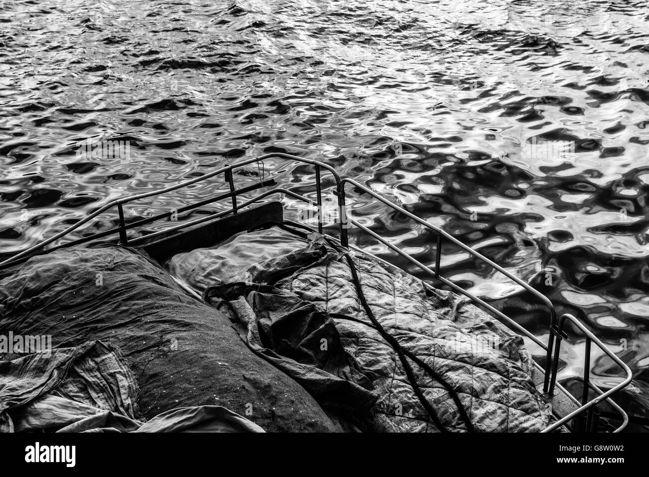 Portrait de pont de bateau et de mer calme Banque D'Images