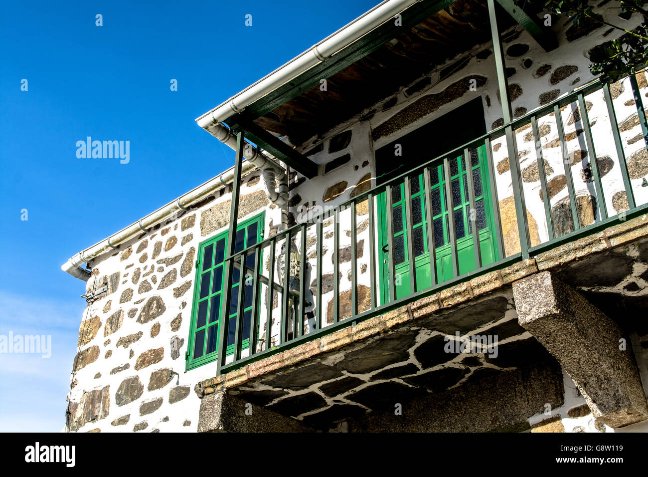 Low Angle View de vieille maison traditionnelle balcon Contre Ciel clair Banque D'Images
