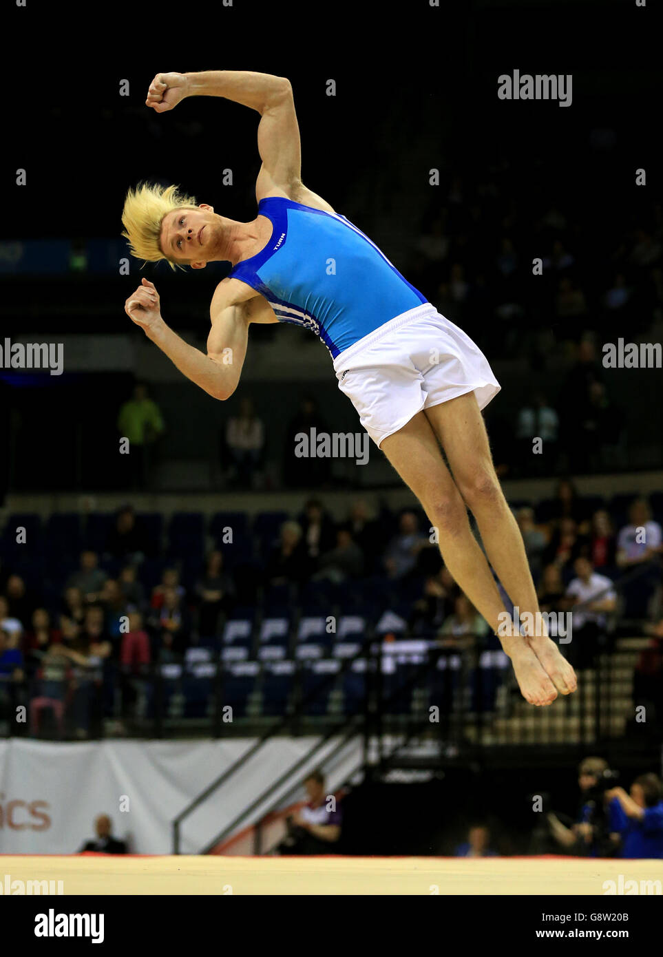 Josh Gallagher sur le plancher exercice pendant les Championnats britanniques de gymnastique artistique 2016 à l'Echo Arena, Liverpool. Banque D'Images