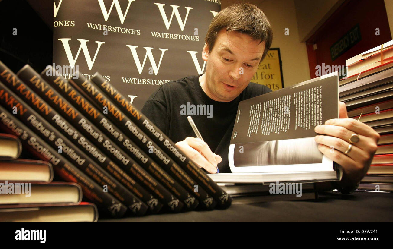 L'auteur Ian Rankin signe des copies de ses livres The Flood (son premier roman) et Rebus's Scotland - qui révèle les lieux qui ont inspiré les célèbres romans de détective, à Waterstone's à Perth, le vendredi 23 septembre 2005.APPUYEZ SUR ASSOCIATION photo.Le crédit photo devrait se lire comme suit : Andrew Milligan/PA. Banque D'Images