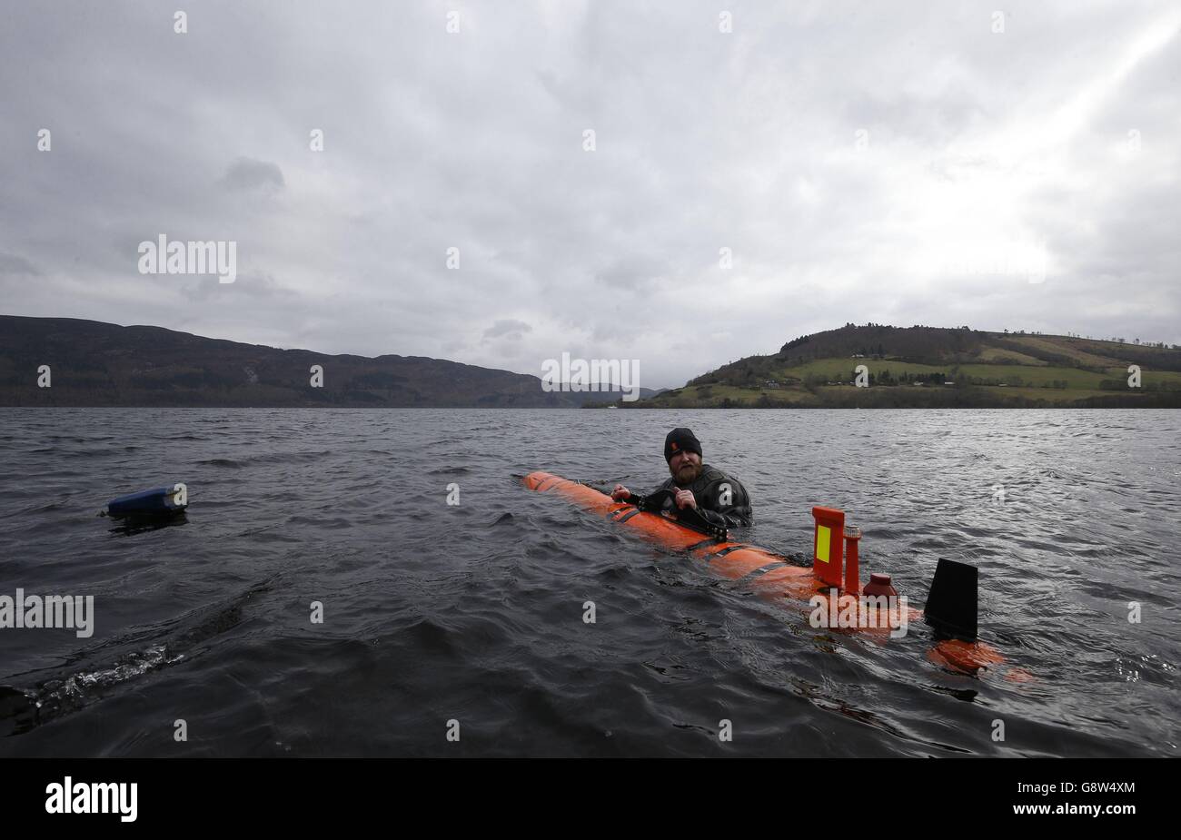 John Haig aux côtés du Munin AUV (véhicule sous-marin autonome) au Loch Ness, alors que les chasseurs de Nessie étaient déçus quand le monstre découvert au fond du loch s'est avéré être un prop de film des années 1970. Banque D'Images