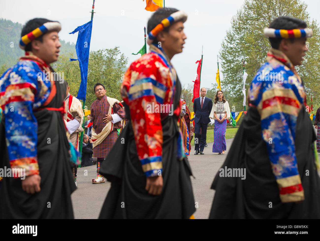 Le duc et la duchesse de Cambridge prennent part à une procession de bienvenue traditionnelle de la Chipdrel à Tashichho Dzong, à Thimphu, au Bhoutan, le cinquième jour de la tournée royale en Inde et au Bhoutan. Banque D'Images