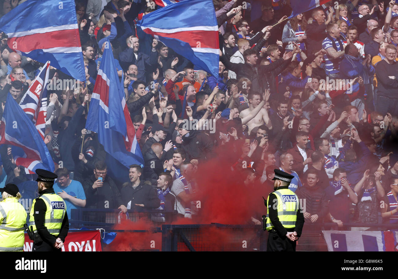 Les fans des Rangers lors du match de demi-finale de la coupe écossaise William Hill à Hampden Park, Glasgow. Banque D'Images