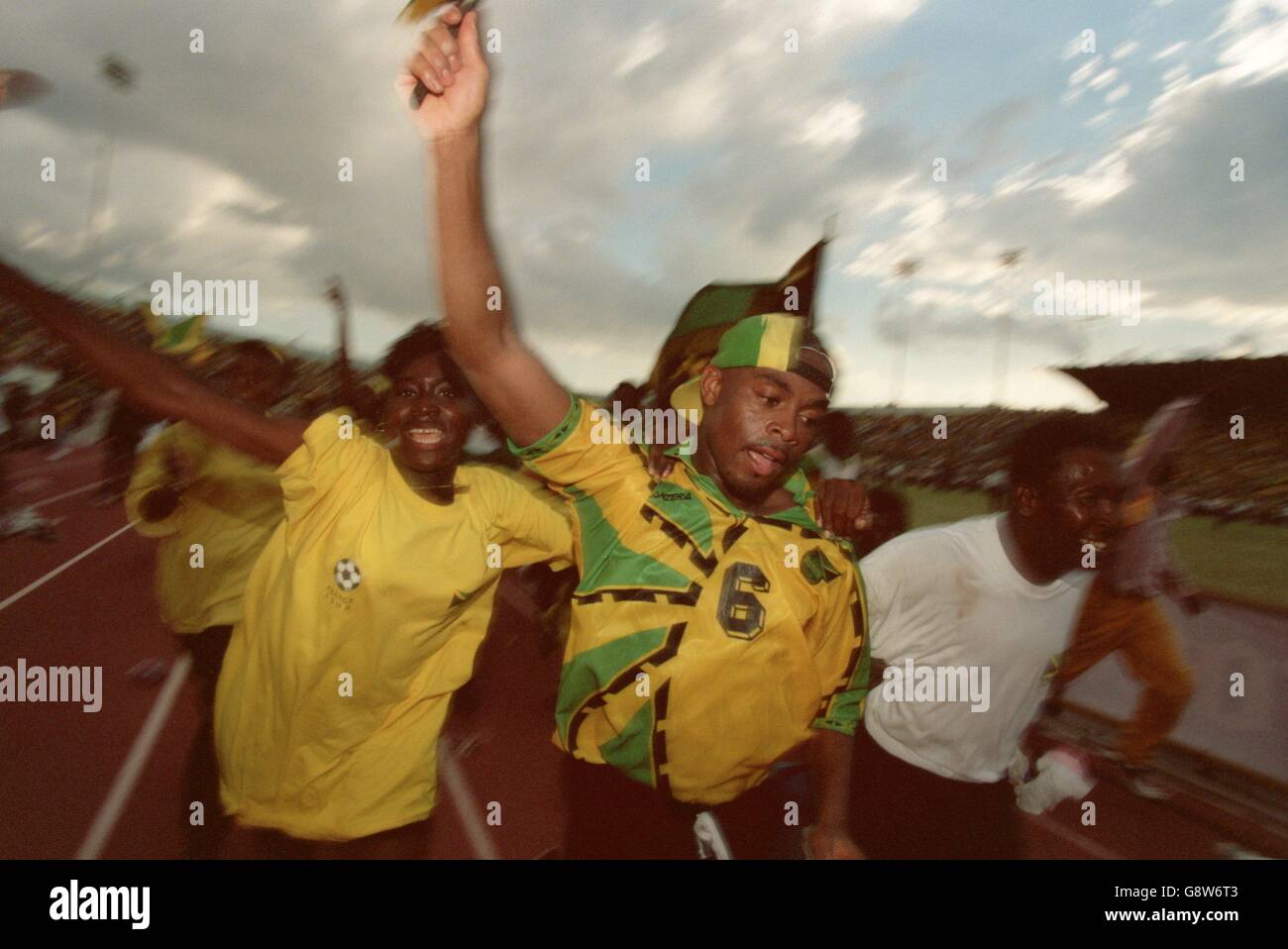 Fitzroy Simpson de la Jamaïque (au centre) célèbre les qualifications pour le monde Cup finals avec deux ventilateurs Banque D'Images
