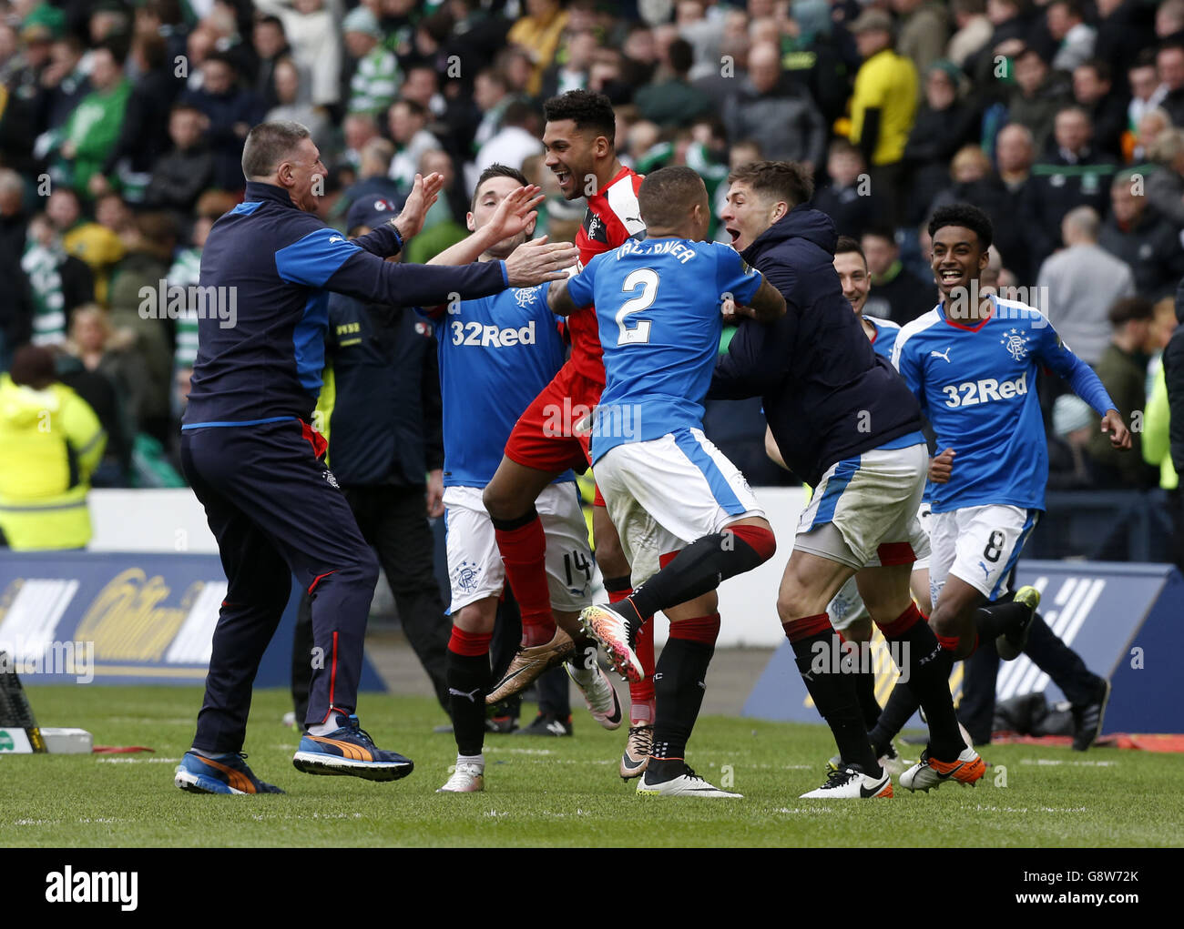 Les joueurs des Rangers ont fait appel au gardien de but Wes Foderingham pour célébrer la victoire après le match de demi-finale de la coupe d'Écosse William Hill à Hampden Park, Glasgow. Banque D'Images