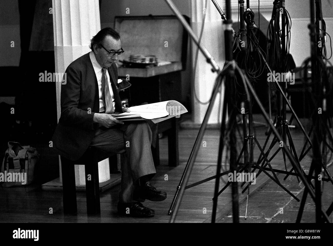 Sir Lennox Berkeley consulte sa note. Sir Charles Groves réalisera la première mondiale de la Symphonie no 4 de Sir Lennox au World Festival Hall. Banque D'Images