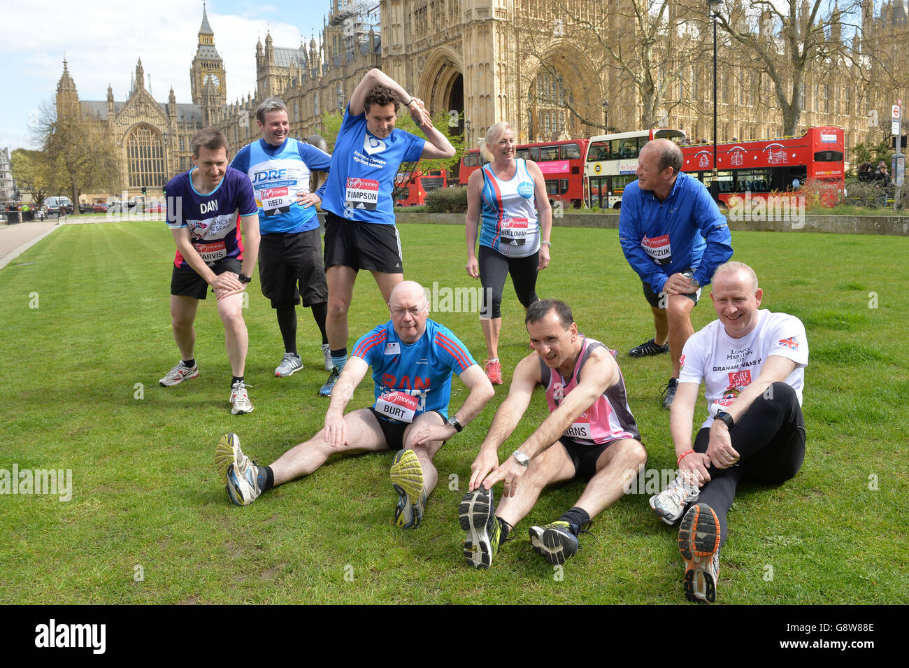 Les députés (de gauche à droite) Dan Jarvis, Jamie Reed, Edward Timpson, Alistair Burt, Amanda Soloway, Alun Cairns, Simon Danczuk et Graham Evans devant les chambres du Parlement dans le centre de Londres alors qu'ils se préparent à se présenter au Marathon de Londres de Virgin Money de cette année. Banque D'Images