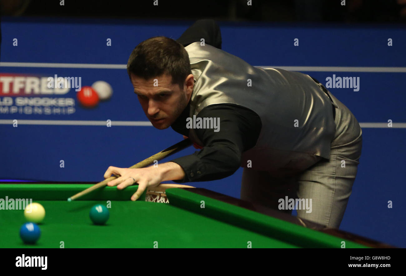 Betfred Snooker Championnat du monde 2016 - quatrième jour - Crucible Theatre.Mark Selby en action contre Robert Milkins lors du quatrième jour des Championnats du monde de Betfred Snooker au Crucible Theatre, Sheffield. Banque D'Images