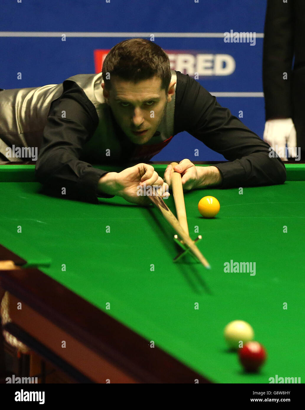 Betfred Snooker Championnat du monde 2016 - quatrième jour - Crucible Theatre.Mark Selby en action contre Robert Milkins lors du quatrième jour des Championnats du monde de Betfred Snooker au Crucible Theatre, Sheffield. Banque D'Images