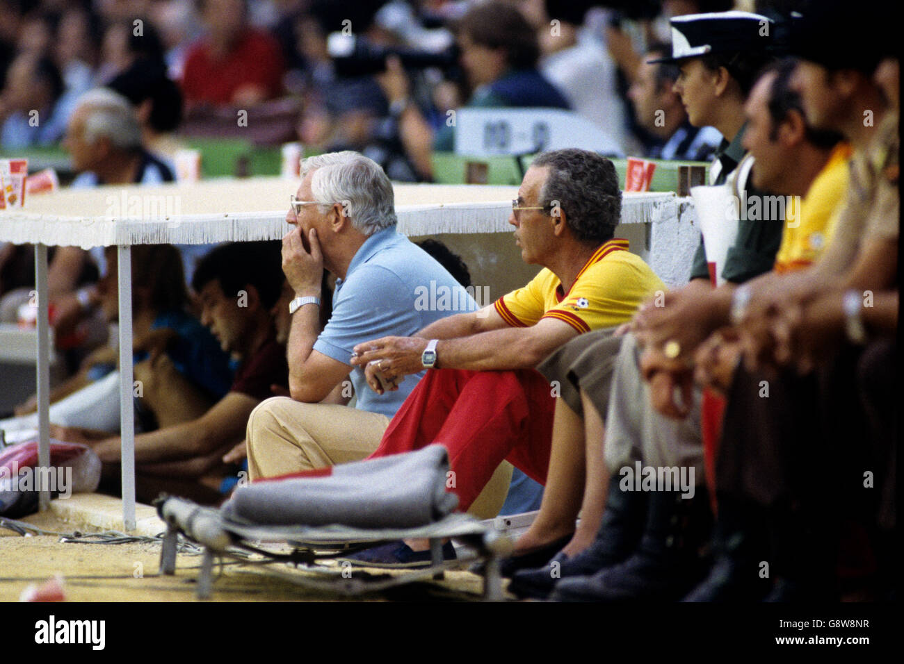 L'entraîneur de l'Allemagne de l'Ouest Jupp Derwall (l) regarde le match de le banc de touche Banque D'Images
