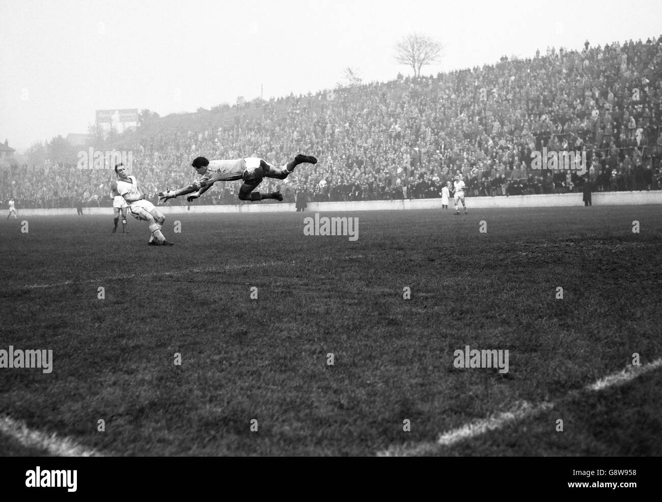 Un vol horizontal spectaculaire par le gardien de but de Charlton Athletic Willie Duff alors qu'il fait une économie de Brian Clough dans le deuxième match de division contre Middlesbrough à la vallée. Banque D'Images