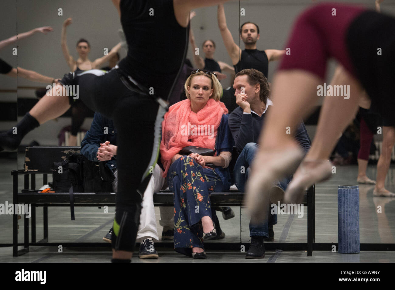 Prima Ballerina, de la Compagnie du Ballet de Saint-Pétersbourg, Irina Kolesnikova, regarde une classe de l'école de Ballet national serbe au Théâtre national de Belgrade où elle a rencontré des danseurs de ballet et a visité le théâtre. Banque D'Images