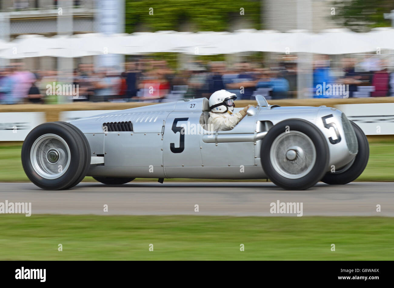 1936 Auto Union Type C course en haut de la colline au Goodwood