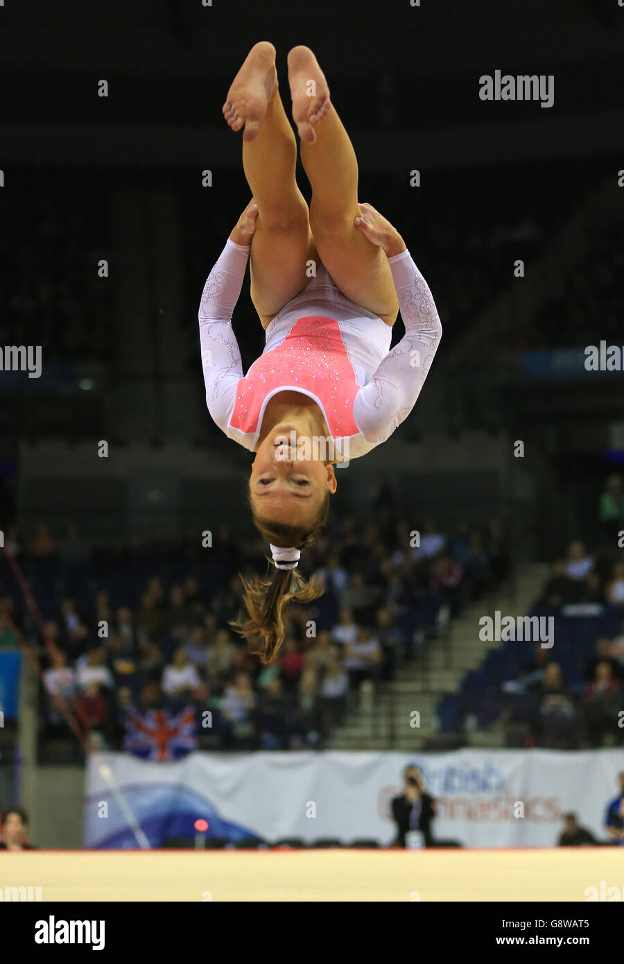 Amy Tinkler sur le sol exercice pendant les Championnats britanniques de gymnastique artistique 2016 à l'Echo Arena, Liverpool. Banque D'Images