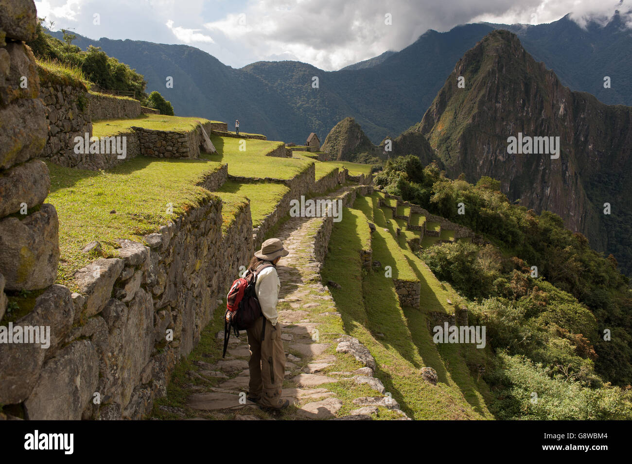 Un randonneur solitaire marcher le chemin de la porte du soleil en descendant vers le site Inca de Machu Picchu, au Pérou en fin d'après-midi du soleil Banque D'Images