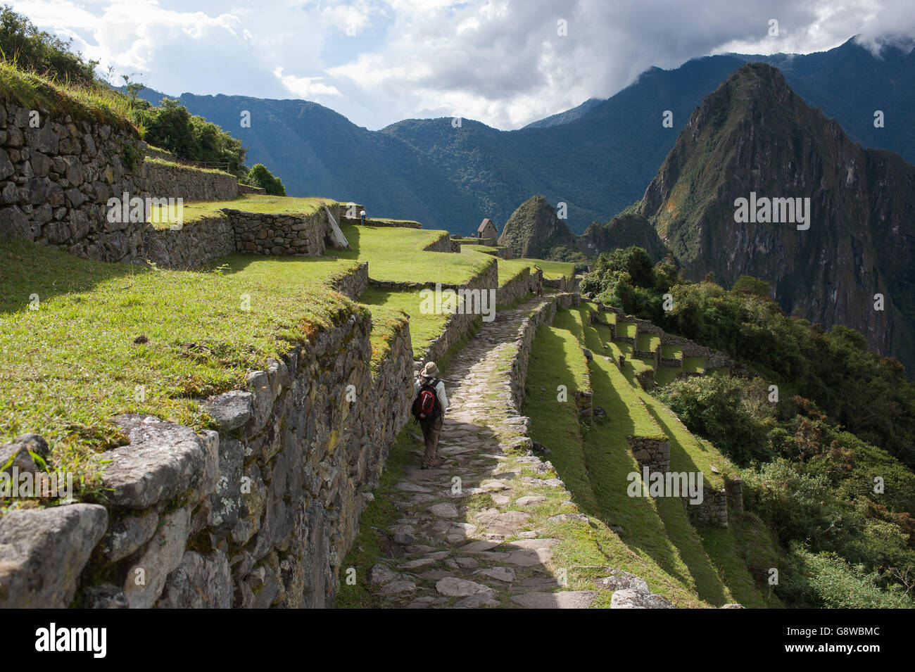 Un randonneur solitaire marcher le chemin de la porte du soleil en descendant vers le site Inca de Machu Picchu, au Pérou en fin d'après-midi du soleil Banque D'Images