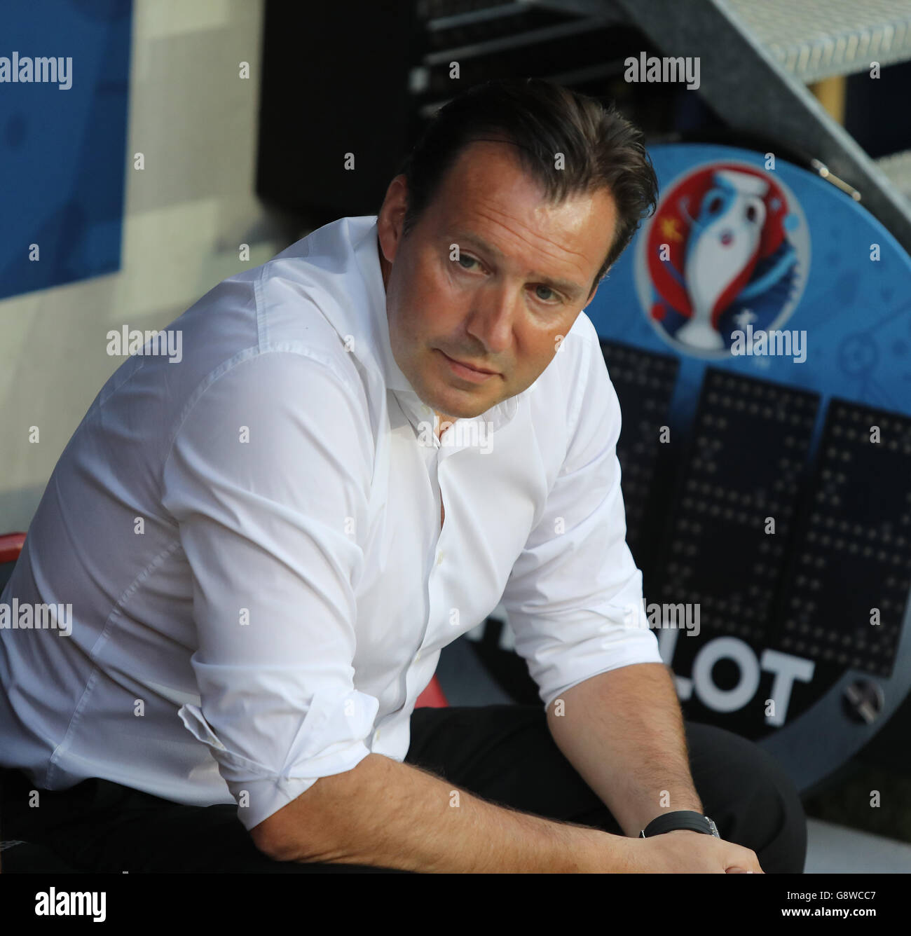 NICE, FRANCE - 22 juin 2016 : Entraîneur de l'équipe nationale de football belge Marc Wilmots regarde pendant l'UEFA EURO 2016 match contre la Suède à l'Allianz Riviera Stade de Nice, Nice, France Banque D'Images