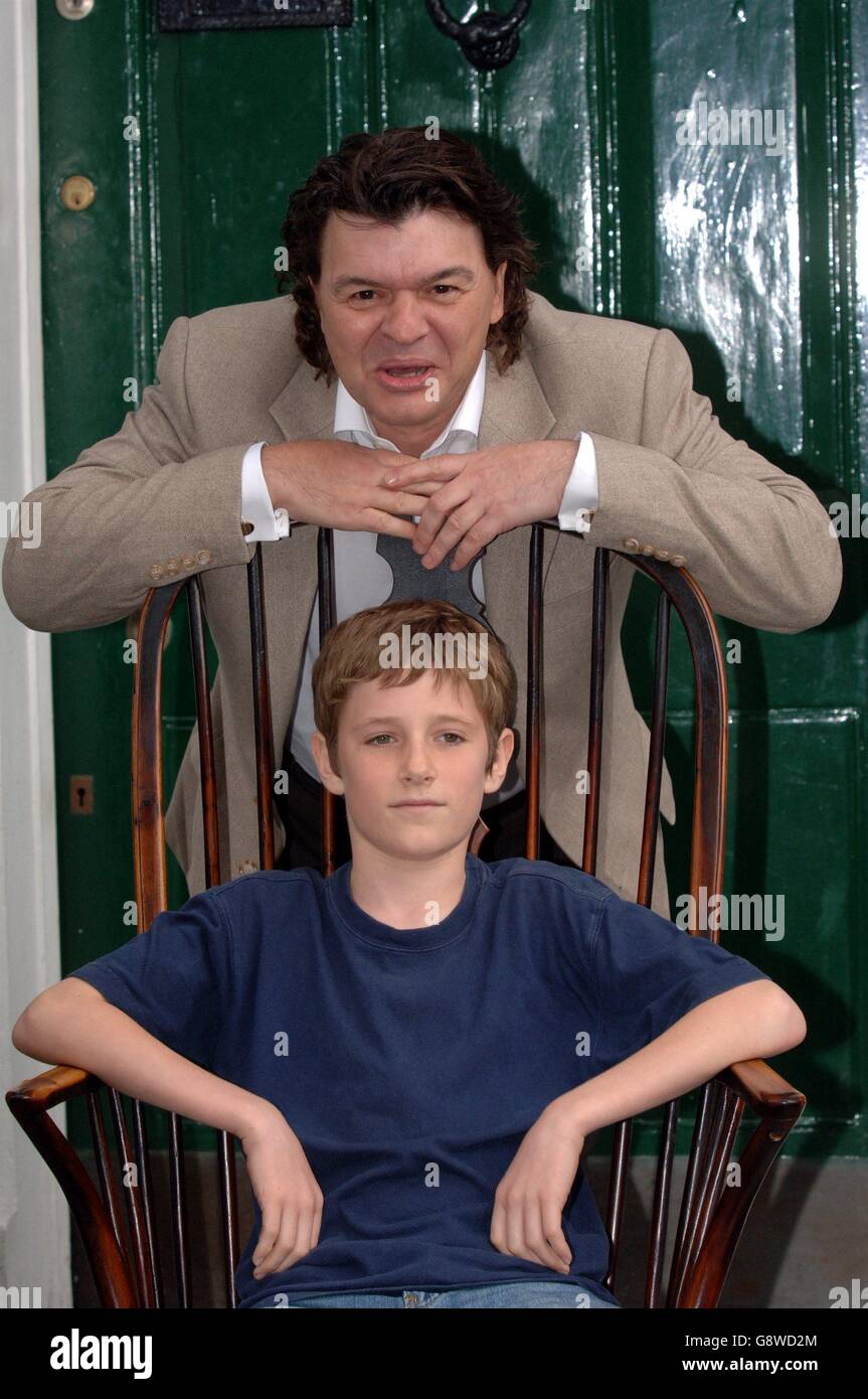 Barney Clark (avant) qui joue Oliver avec Jamie Foreman qui joue Bill Sykes, au photocall du nouveau film de Roman Polanski Oliver Twist, devant le musée Charles Dickens, Doughty St, centre de Londres. Banque D'Images